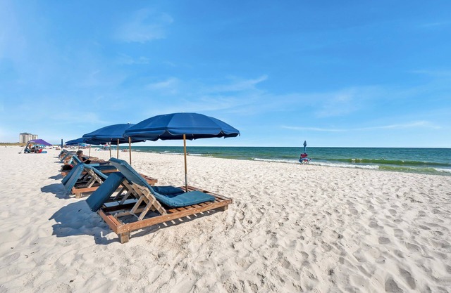 The Blue Squid 2-bedroom condo in charming Gulf Shores with fitness room, AC