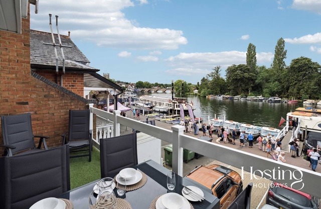 The Boathouse - Unique Riverside Living in Henley