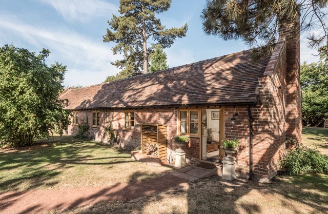 THE BOTHY, luxury holiday cottage, with open fire in Meeson