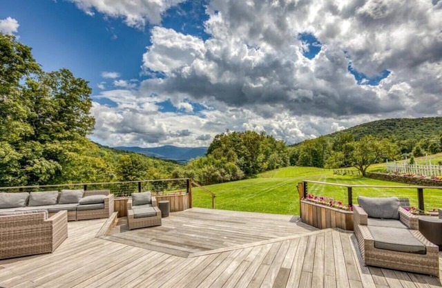 The Brookman: Renovated 6000 SF Estate On 40 Acres