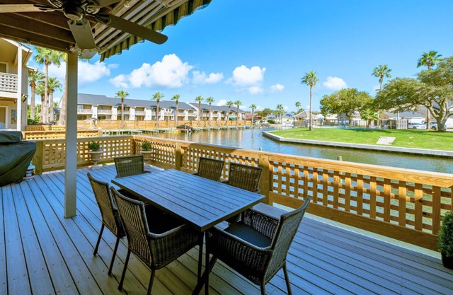 The BS Lake House | Pet Friendly, Overlooks Canal!