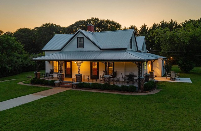 The Bulldog Farmhouse - 100+ year old home