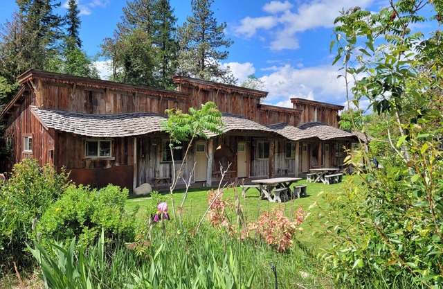 The BunkHouse Inn Room 2-with AC -Walk to downtown Winthrop!