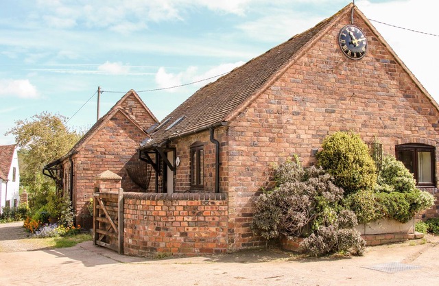 THE BYRE, character holiday cottage, with a garden in Leighton