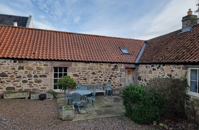 The Byre Cottage, perfect peace, yet 25 mins by train to Edinburgh, beach 9 mins