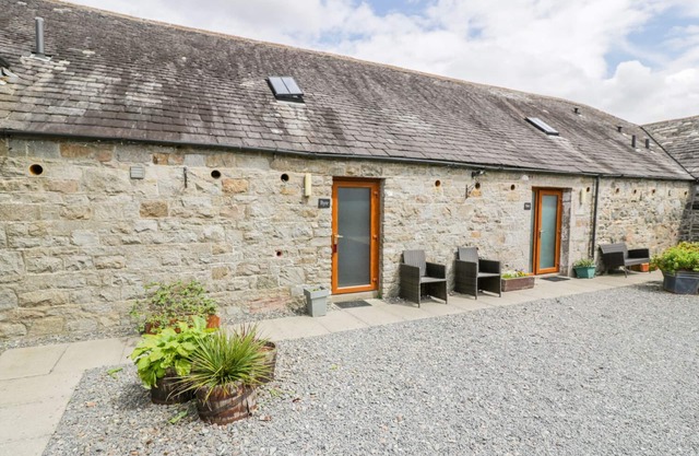 THE BYRE, pet friendly, with a garden in Newton Stewart