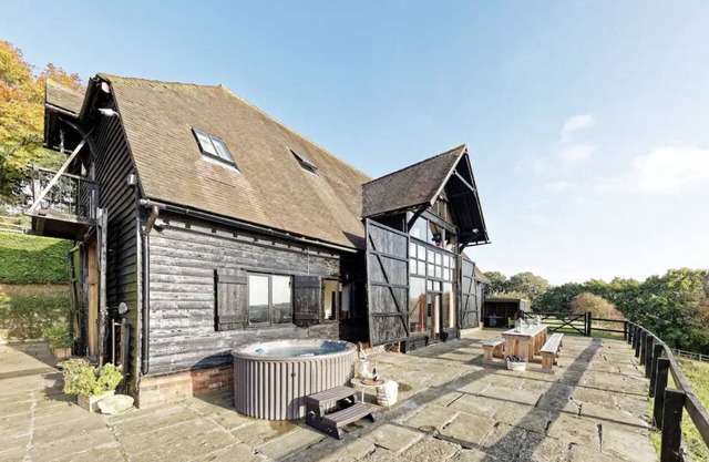 The Canterbury Barn by Bloom Stays - large barn sleeping up to 20. Ideal for hen parties