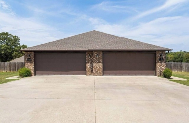 The Chaffee Cottage - near ACHE, Fort Chaffee, and Rogers Avenue