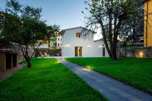 The City Oasis, a Villa inside Lucca with Private
