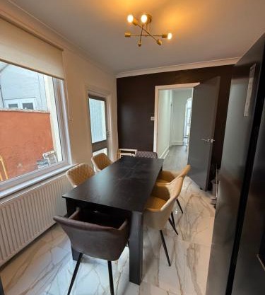 The Clare Court 6BR Luxury Retreat - Sleeps 14 with Complimentary Access to Billing Aquadrome Holiday Village for Swimming - 2 nights minimum