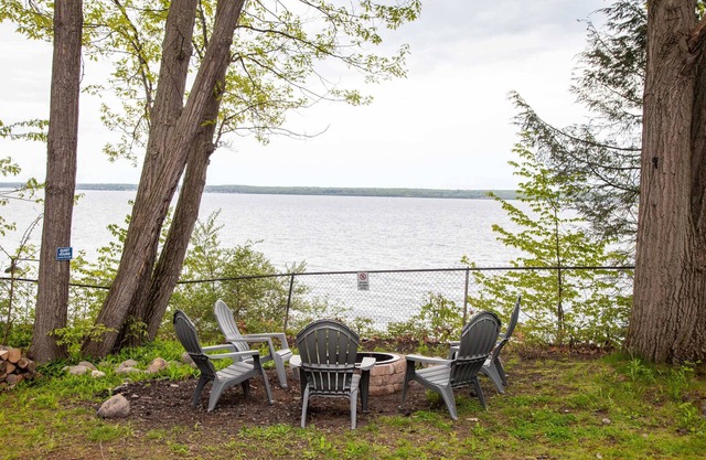 The Cliff House Hot Tub, Kayaks & Game Room