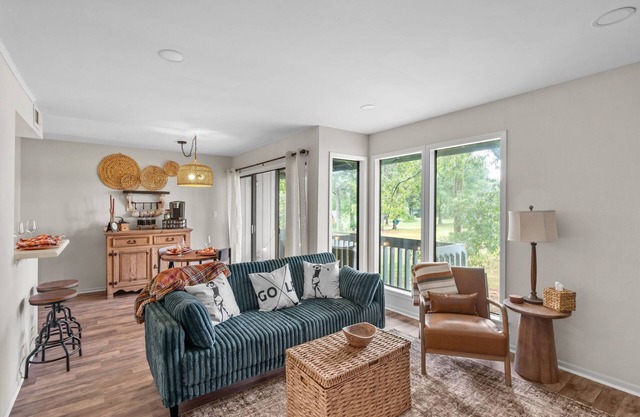 The Club House, 1-bedroom condo with WiFi, on the 18th hole in welcoming Daphne