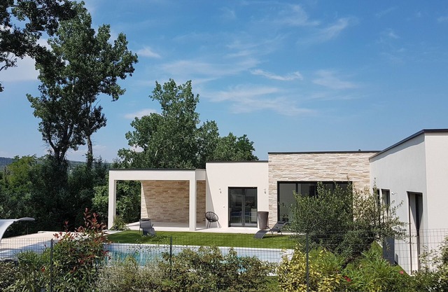 The contemporary Beau Soleil will seduce you with its elegance and its environment.