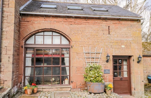 THE COACH HOUSE, pet friendly, with a garden in Kirkoswald