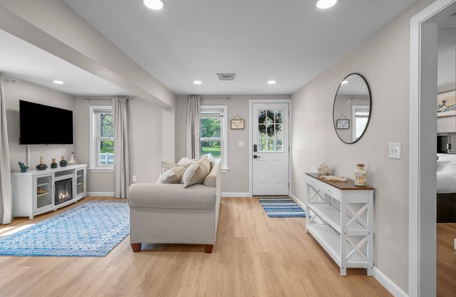 The Coastal Cottage- Superhosts- Hot tub, fire pit, 10 mins to the beach & URI!