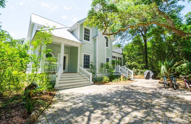 The Corsair-a pet-friendly, five-bedroom, 4.5-bath Maritime Forest retreat!