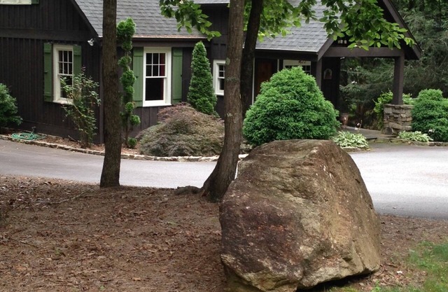 "The Cottage on LaKe Hickory" - 5Acre Point/1100 Water Frontage! NEW LANDSCAPED