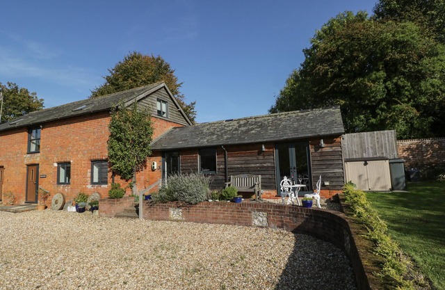 THE DUNNIT@MANOR FARM, family friendly in West Tytherley