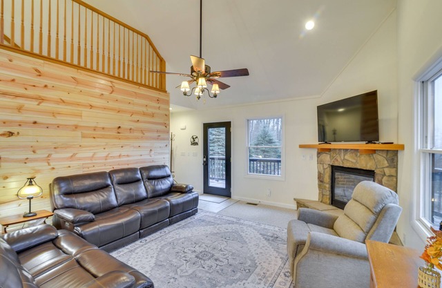 'The Eagles Nest at Alpine' Cabin w/Fireplace!