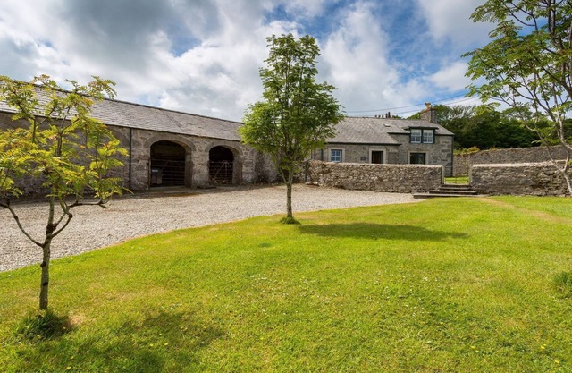 The Fancy House - a remote that sleeps 5 guests in 2 bedrooms