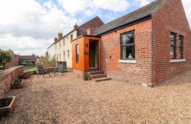 THE FLAT, pet friendly, character holiday cottage in Burgh By Sands