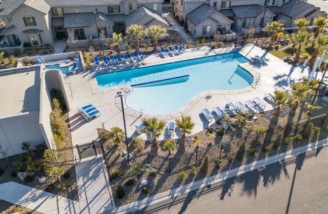 The Florentine - Pool! Hot Tub!
