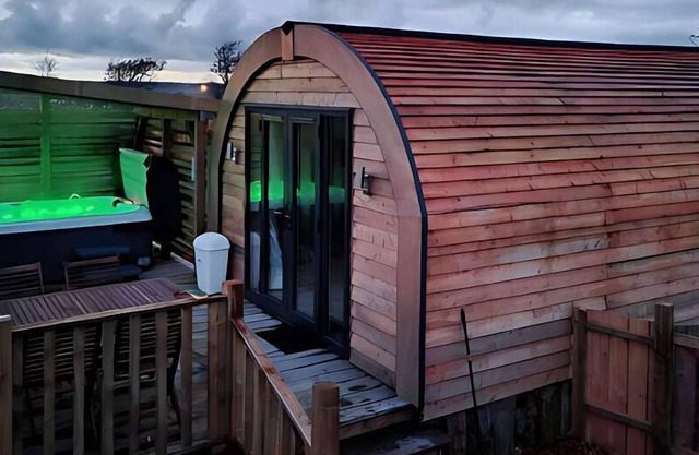 The Galloway Steading- The Fox's Den couples retreat cabin with Hot tub