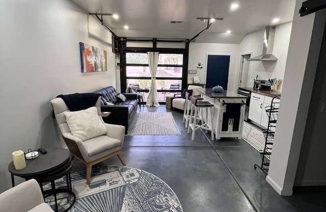 The Garage Apt. - a unique desert experience