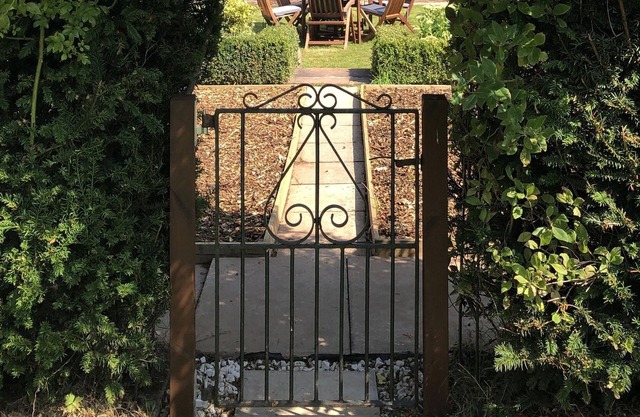 The Gardener's Cottage, near Brampton & Hadrian's Wall, pets welcome, gardens