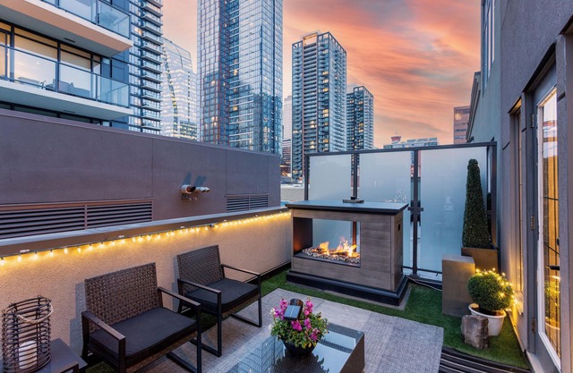 THE GLASSHOUSE 21’ Loft, 2-Patios, King, AC, Firetable, Parking, Stampede + BBQ