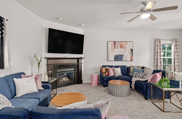 The Glenda! Sassy West Glen Home + Garage + TVs + WiFi + Electric Fireplace