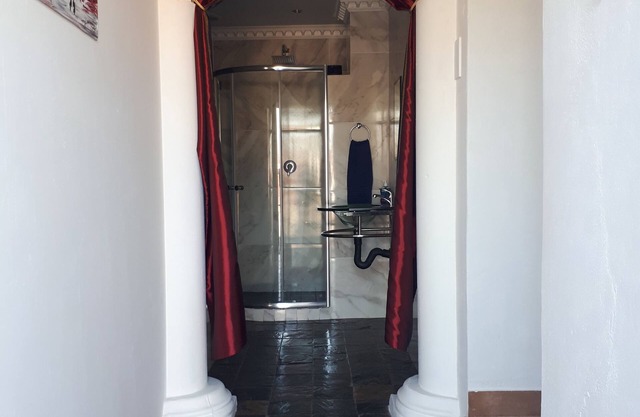 The Grande Room is 15 minutes from OR Tambo Airport. Walk to all amenities