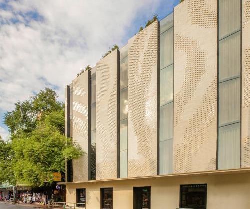 The Gravitique Hotel Khaosan