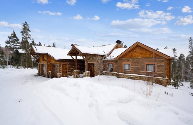 The Great Escape with Private Ski Shuttle and Private Hot Tub!