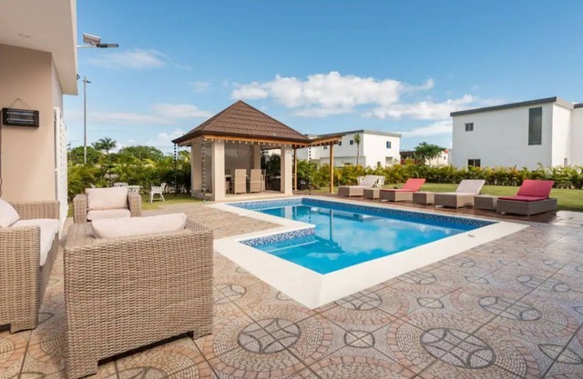 The Green Palms 5 Bedroom villa with pool/garden