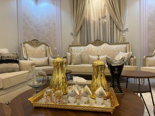 The Ground Luxe 6BR Luxury with Courtyard Charm