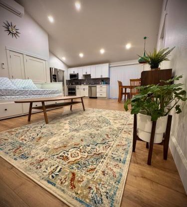 The Grove - A Family Friendly Modern Studio in Portland-Beaverton-Hillsboro
