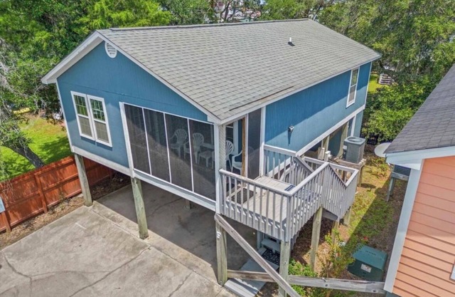 The Hideaway Cottage 2br 2ba only 75yds from the beach!