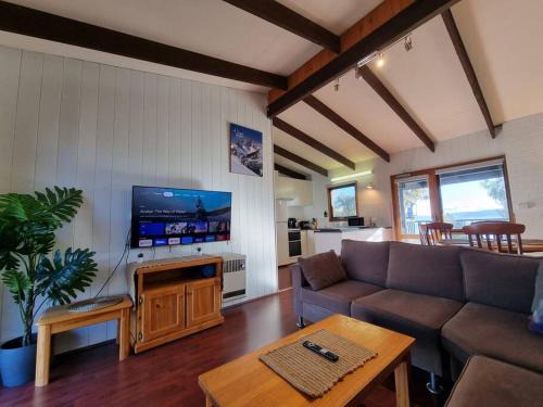 The Hideout - Lake Views & Balcony w BBQ I Central Location I Wi-Fi I Smart TV