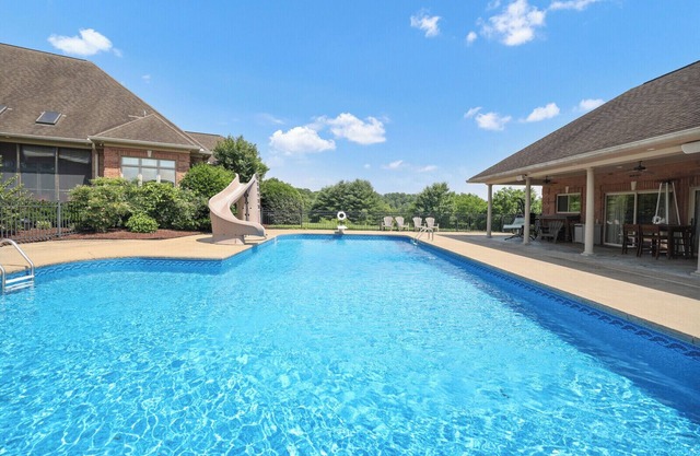 The Hillside Estate - Private Retreat w/Pool