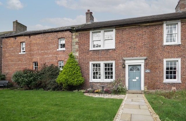 THE HOLLIES, pet friendly, with hot tub in Carlisle