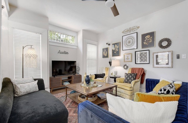 The HydeOut; Vintage Luxury Boho central Austin retreat close to it all!