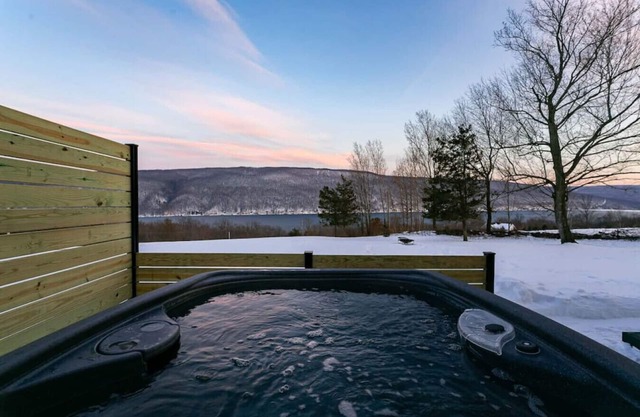 The Lakeview Chalet: Cozy & Chic, Hot Tub, Games