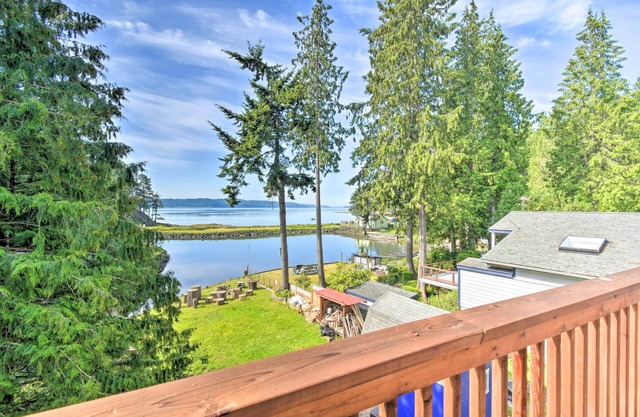 The Lillipad in Lilliwaup: Magnificent Waterfront!