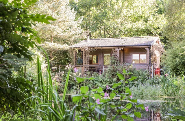 THE LOG CABIN, with hot tub in Oban