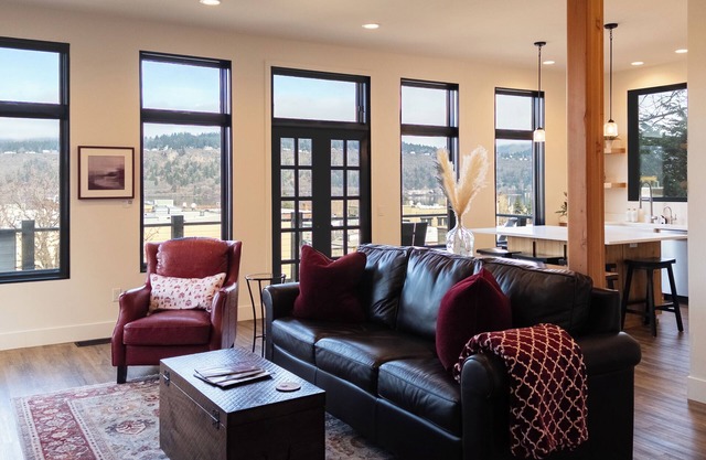 The Lookout - Luxury two bedroom condo in the iconic Horsefeathers building!