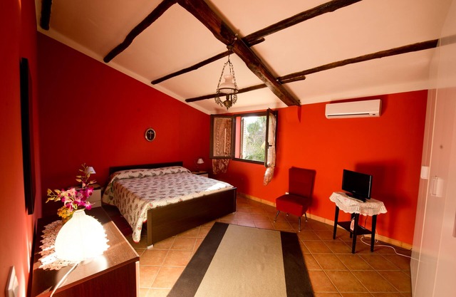 The Mimosa Suit in Two Steps from the Sea Wifi free Mothia Island