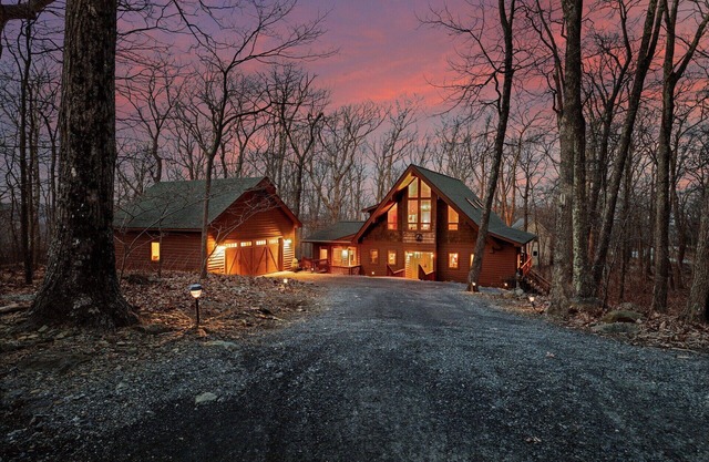 The Moose Lodge-Hot Tub/Game Room/Fire Pit/Grill/Walk to Slopes-0.7mi to Lodge