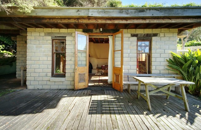 The Mud House— earth studio in Pigeon Bay with views, wood-fired sauna & bath!
