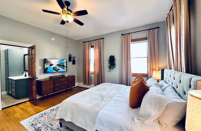 The Nininger 3 BR Apt - Walk to DT, Dog Friendly